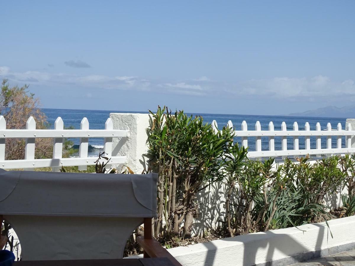 Nama Beach House 莫诺利索斯 外观 照片